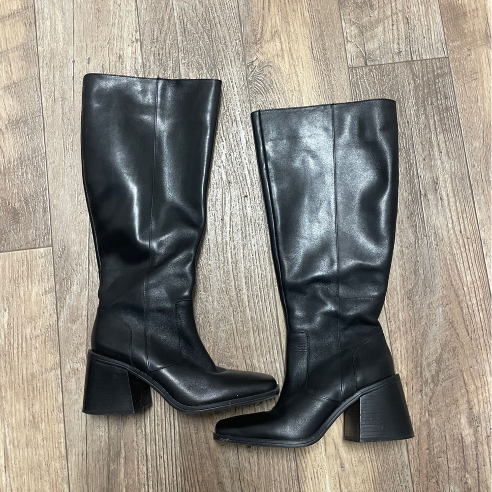 VINCE CAMUTO WIDE CALF TALL BOOT IN BLACK
